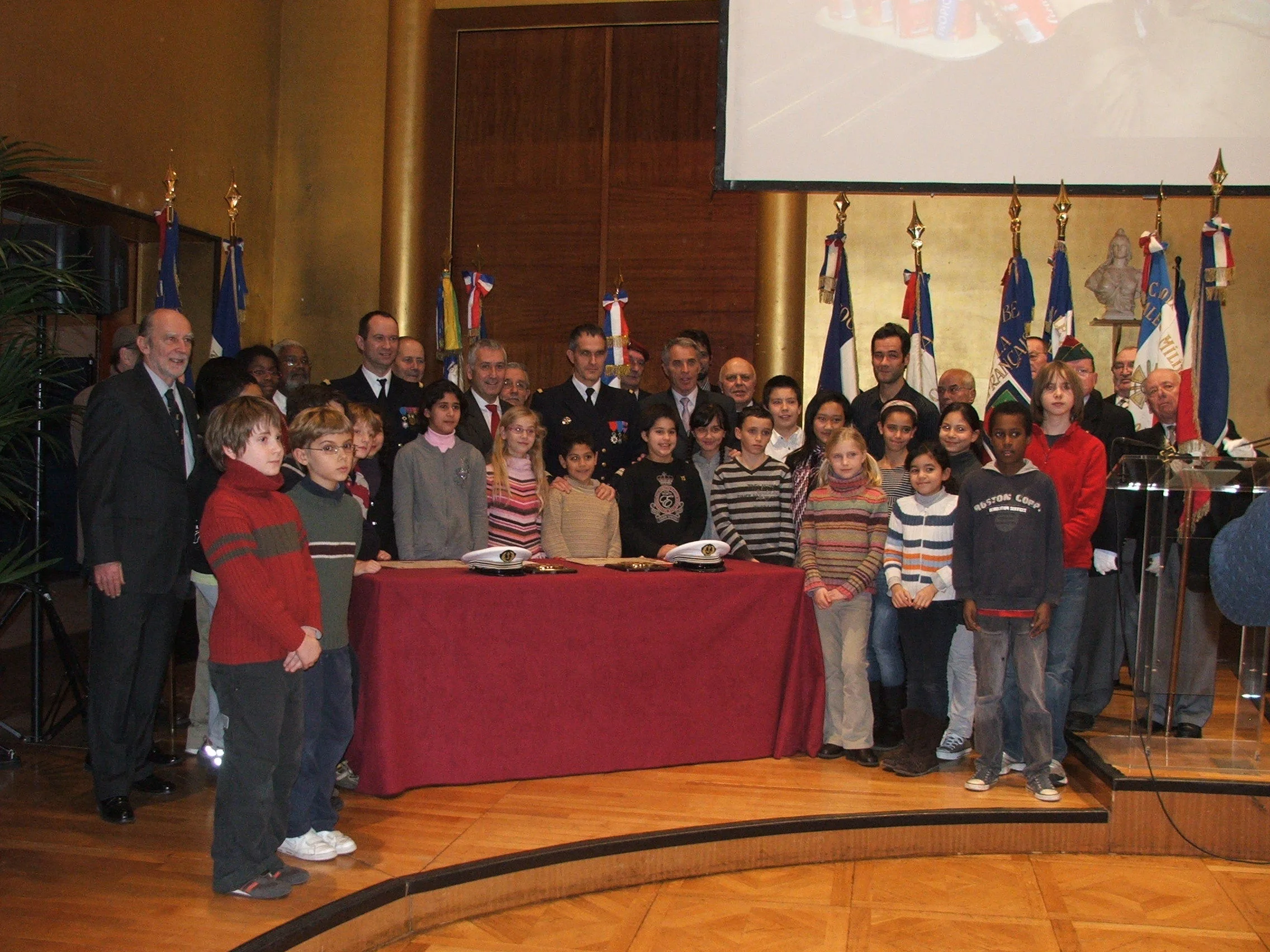 Les élèves de l'école Thiers entourent les autorités