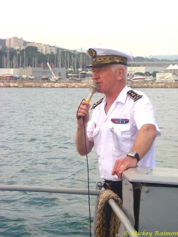 L’amiral commandant la FAN visite la rade de Toulon à bord d’un navire de débarquement