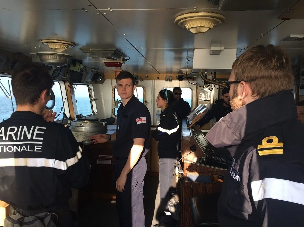 Des élèves du Britannia Royal Naval College à bord des bâtiments-école