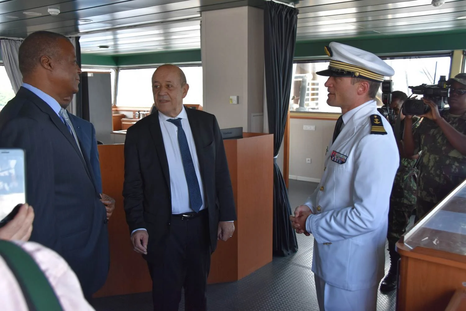 Jean-Yves Le Drian et Jaime Neto, ministre de la défense du Mozambique, visitent le Champlain