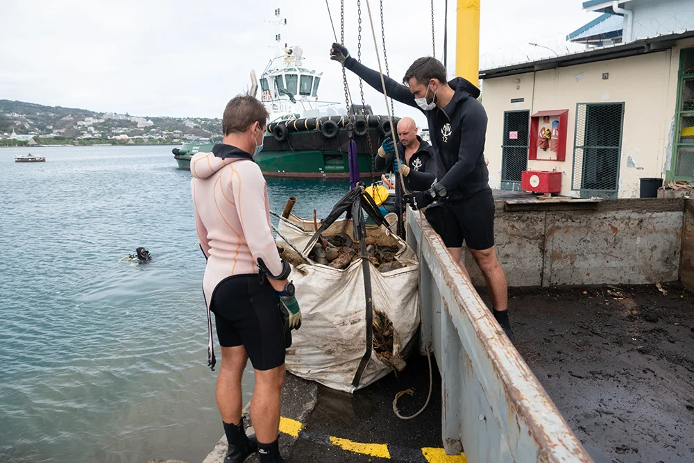 Les plongeurs ont retiré environ 3 tonnes de déchet du fond du port militaire de Papeete