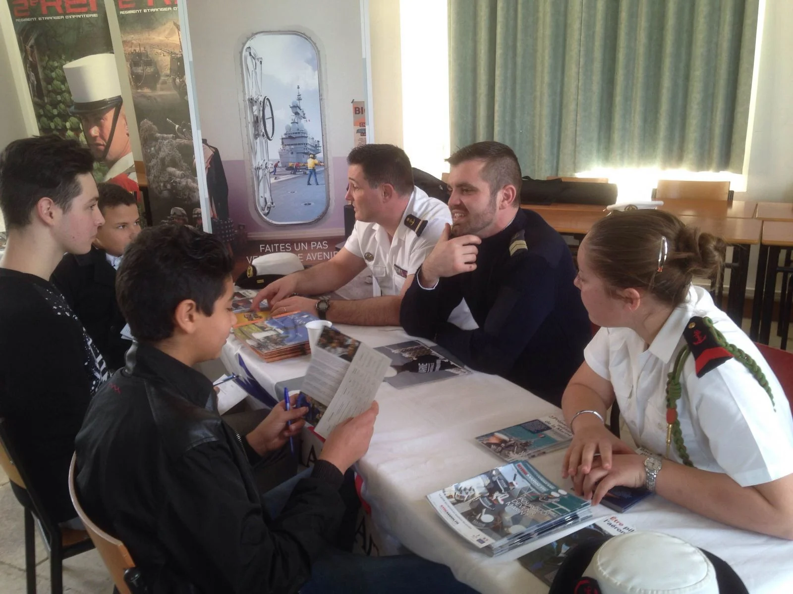 Les marins du Montcalm à la conquête des jeunes disciples du Marquis