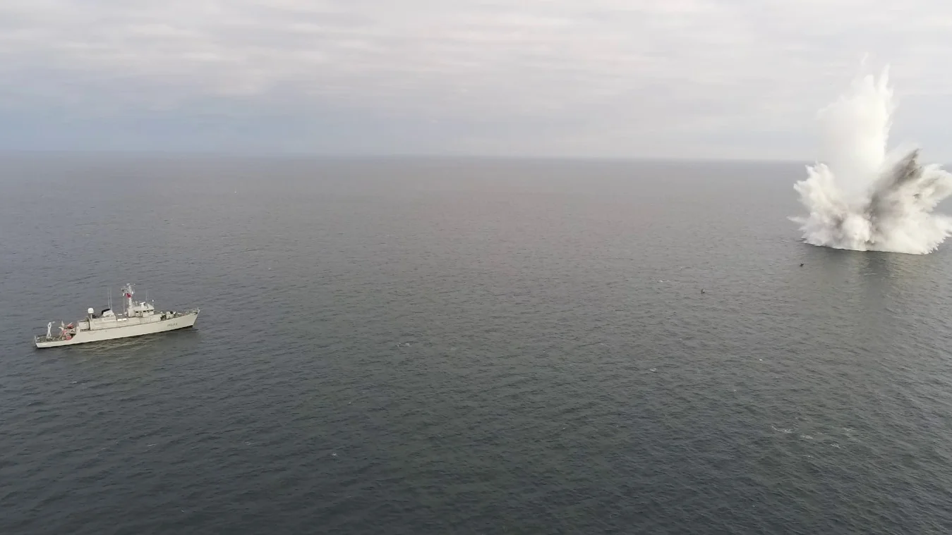 Le chasseur de mines Pégase neutralise une mine