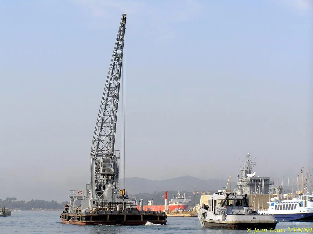La grue flottante GFA3 dans le Carré du port de Toulon