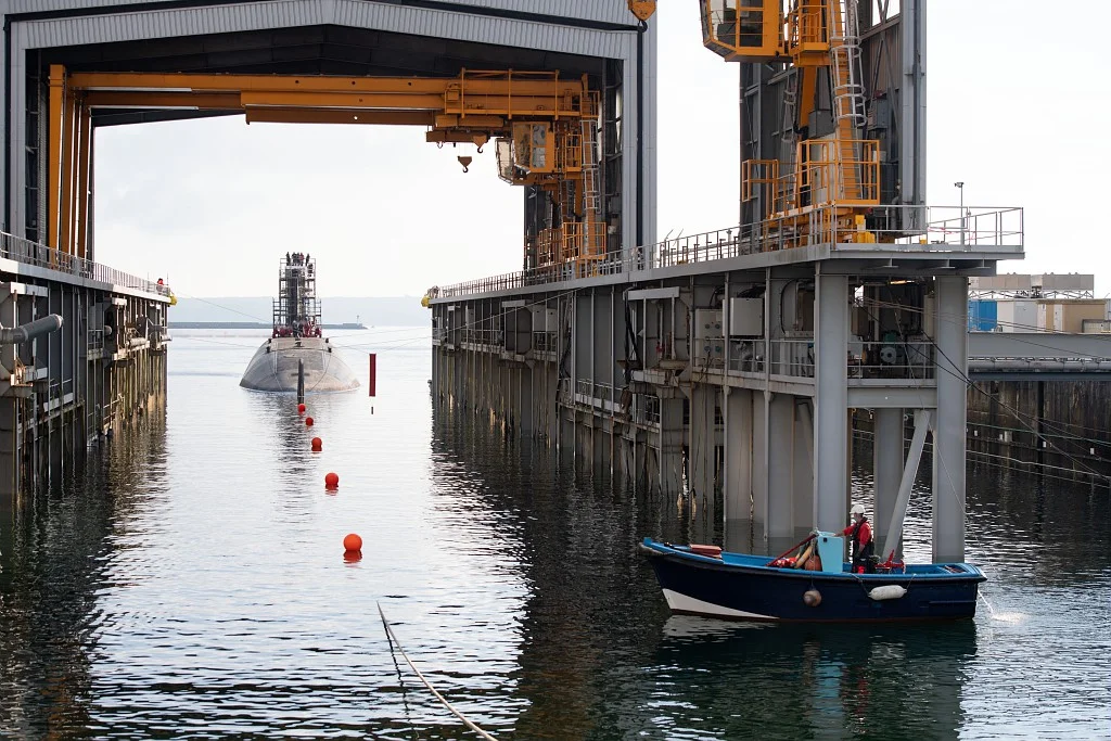 Le sous-marin Le Terrible transféré de l’Ile Longue au bassin 8 de la base navale de Brest