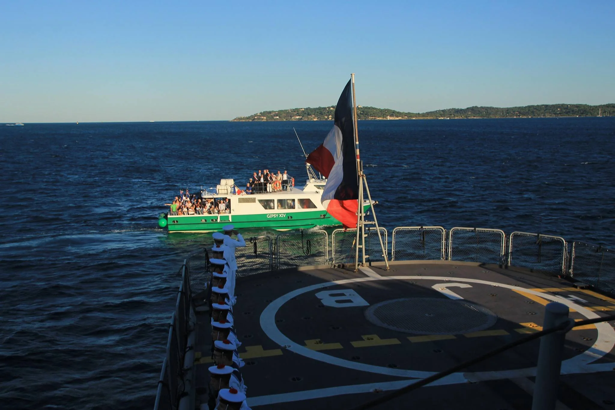 La frégate antiaérienne « Jean Bart » rend hommage aux combattants qui ont débarqué le 15 aout 1944