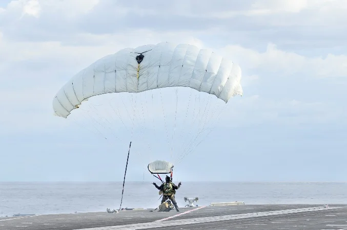Un chuteur opérationnel atterit sur le pont du Charles de Gaulle 