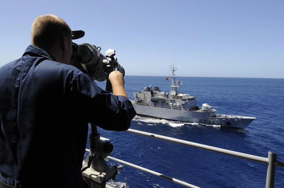 La frégate Vendémiaire navigue aux côtés de l'USS Blue Ridge