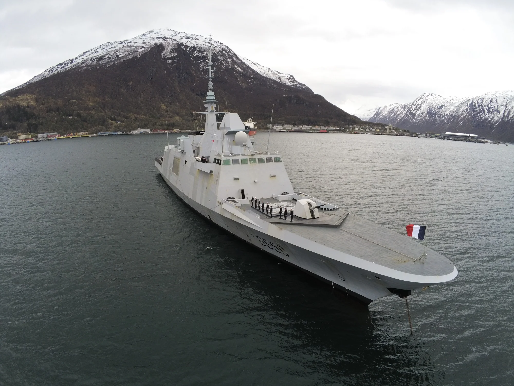 La frégate Aquitaine dans le fjord de Narvik