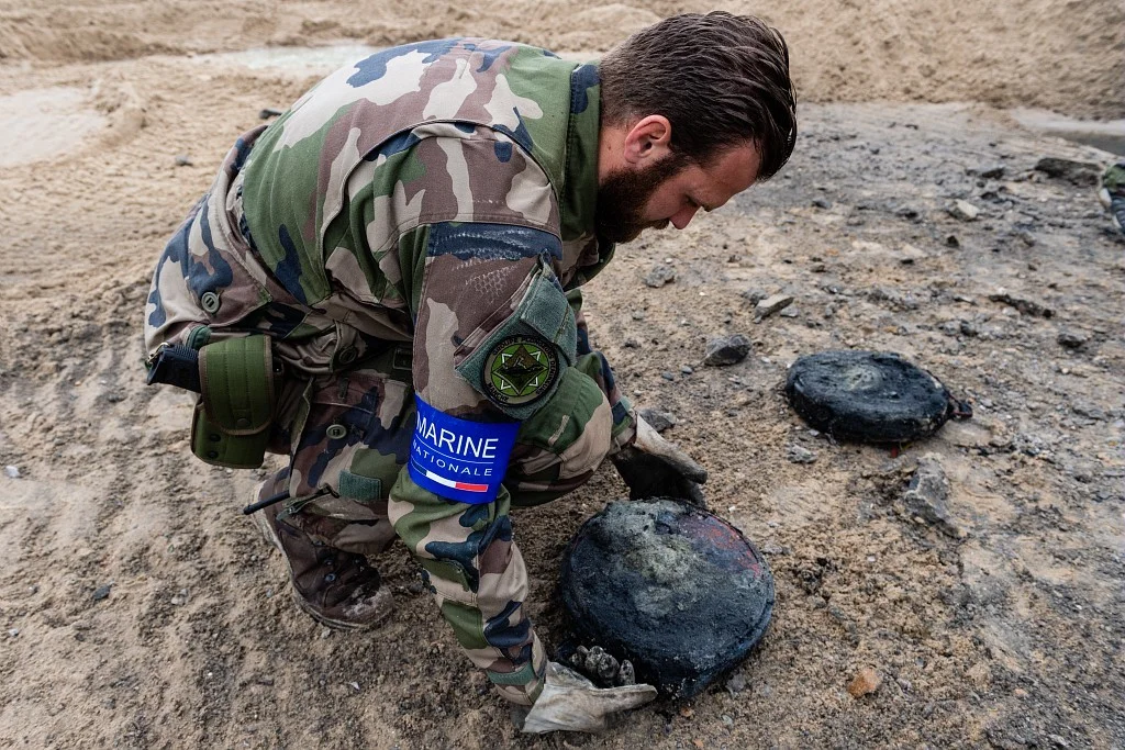 Un plongeur-démineur inspecte une mine