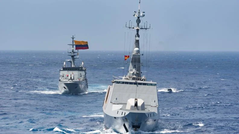 La frégate Guépratte et le patrouilleur colombien Victoria