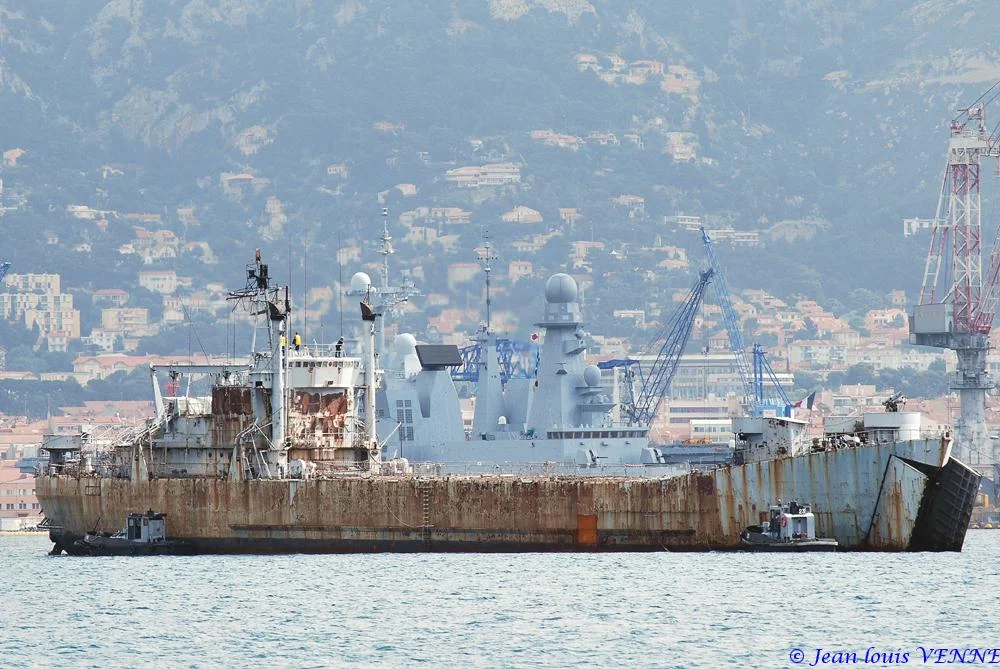 La coque de l’ex-Argens transférée à la base navale de Toulon