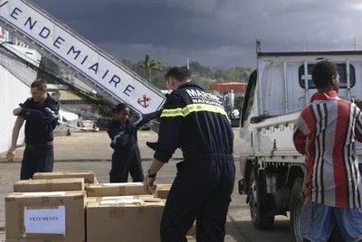 Embarquement du fret humanitaire par l'équipage