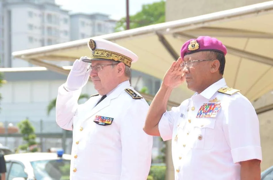 L'amiral Bernard Rogel et son homologue malaisien, l'amiral Aziz bin Jaafar
