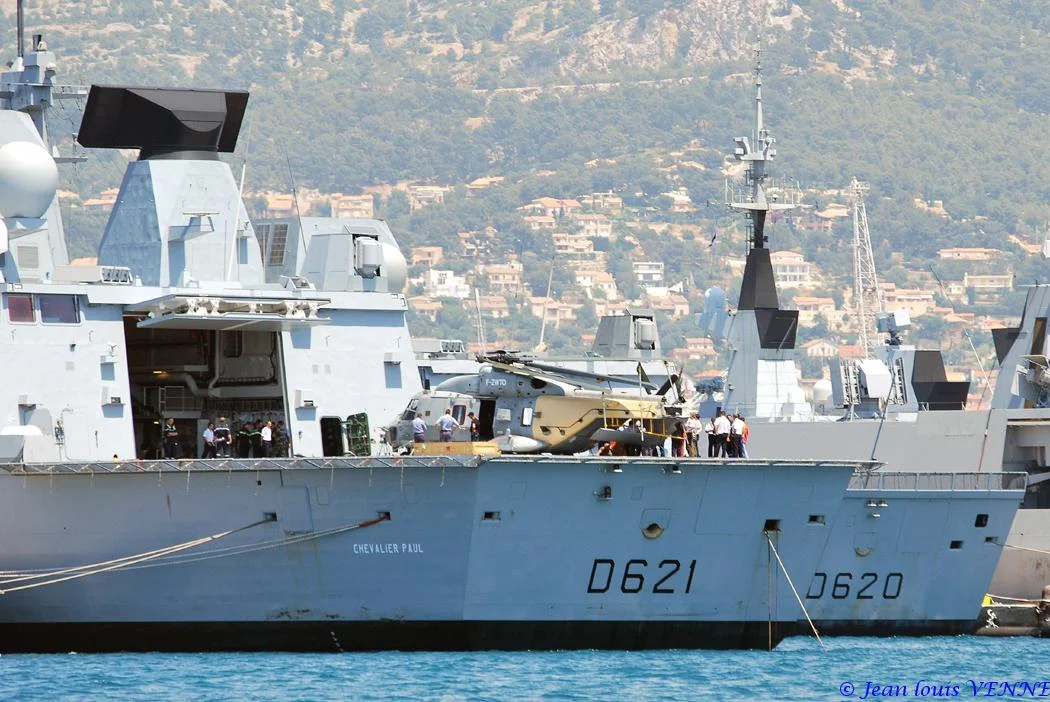 Appontage d’un NH90 sur le Chevalier-Paul