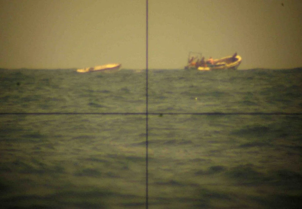 Les camps pirates vus au ras de l’eau ; un sous-marin en action