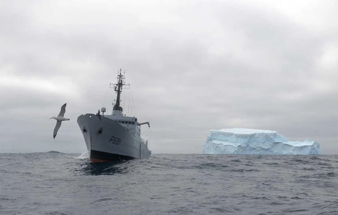 Le patrouilleur austral Albatros à proximité d'un iceberg