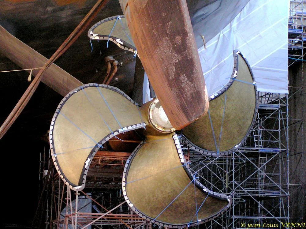 La première hélice du porte-avions