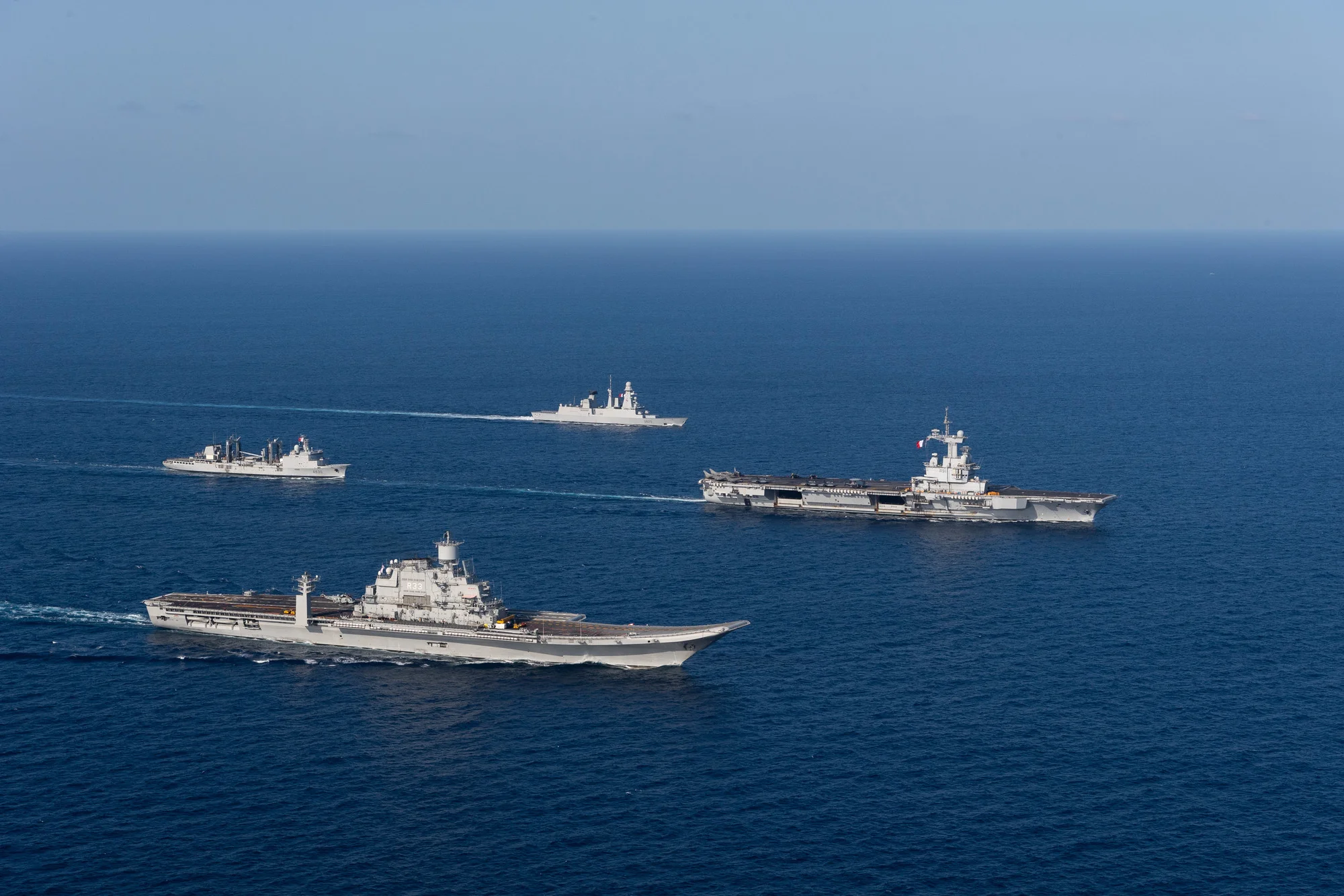 Les porte-avions INS Vikramaditya et Charles de Gaulle, le BCR Marne, la frégate Forbin