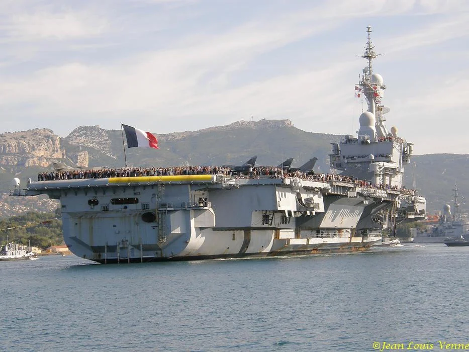 La sortie des familles du Charles de Gaulle