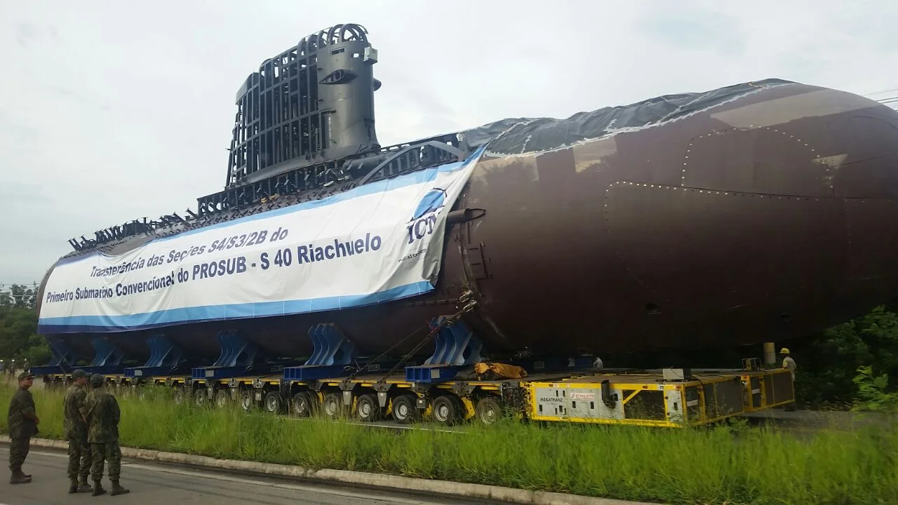 Transfert d'une section du premier sous-marin Scorpène brésilien, le Riachuelo