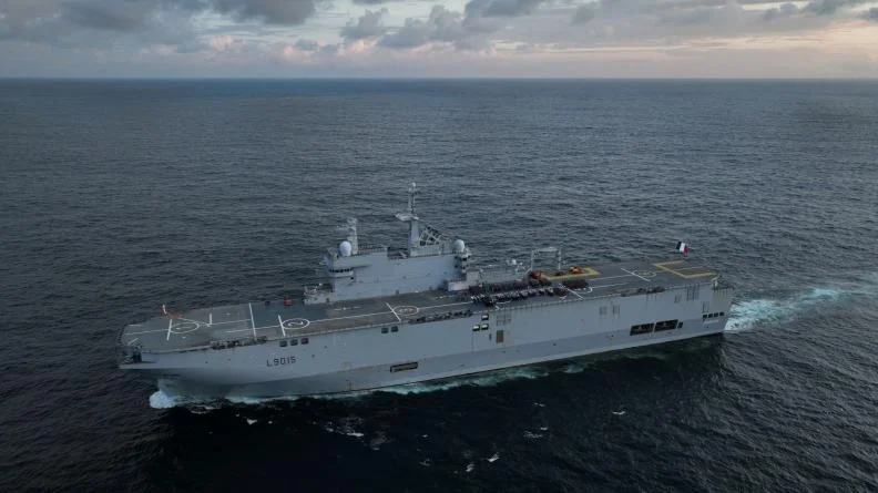 Le porte-hélicoptères amphibie Dixmude