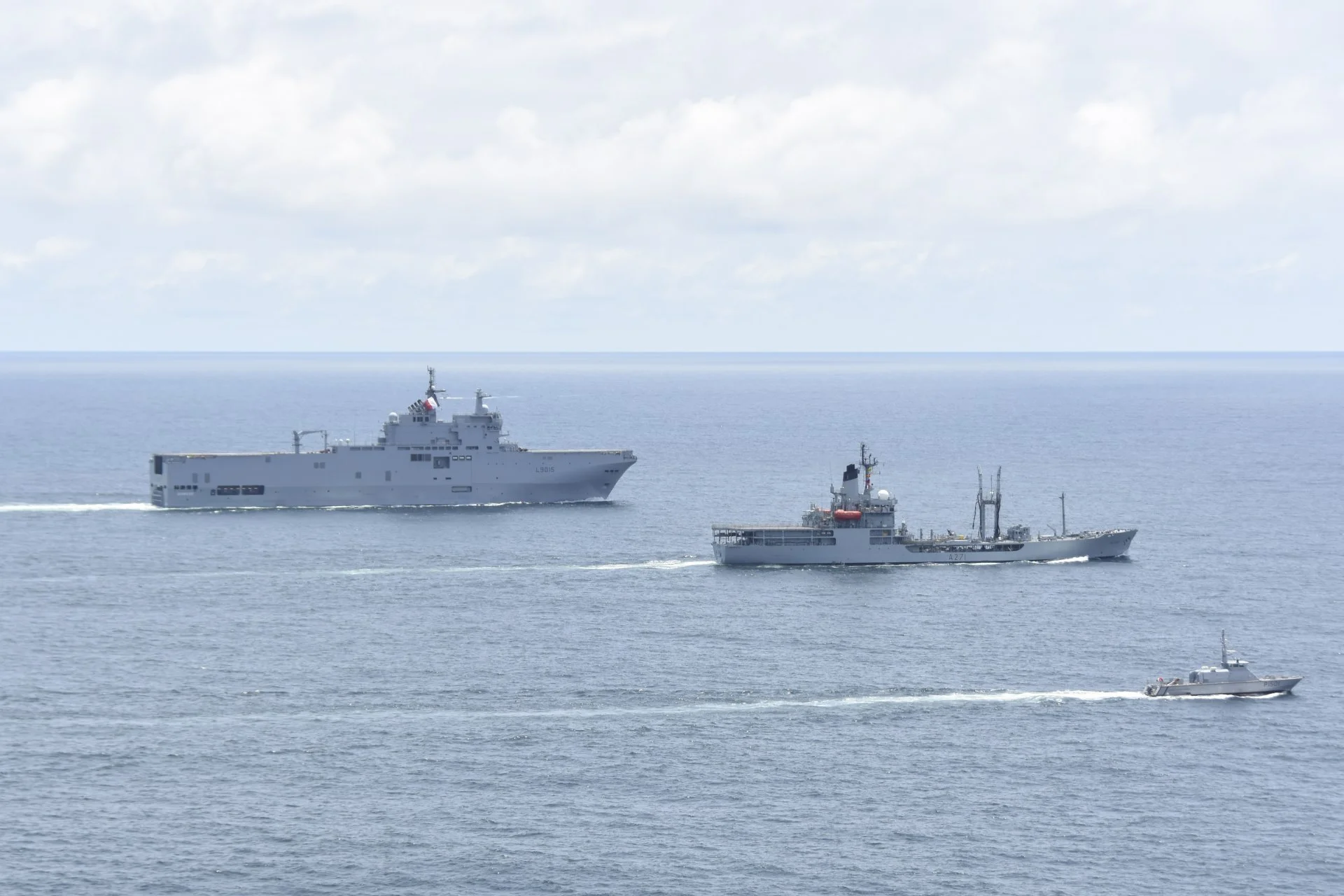 Le BPC Dixmude coopère avec des navires britannique et ivoirien