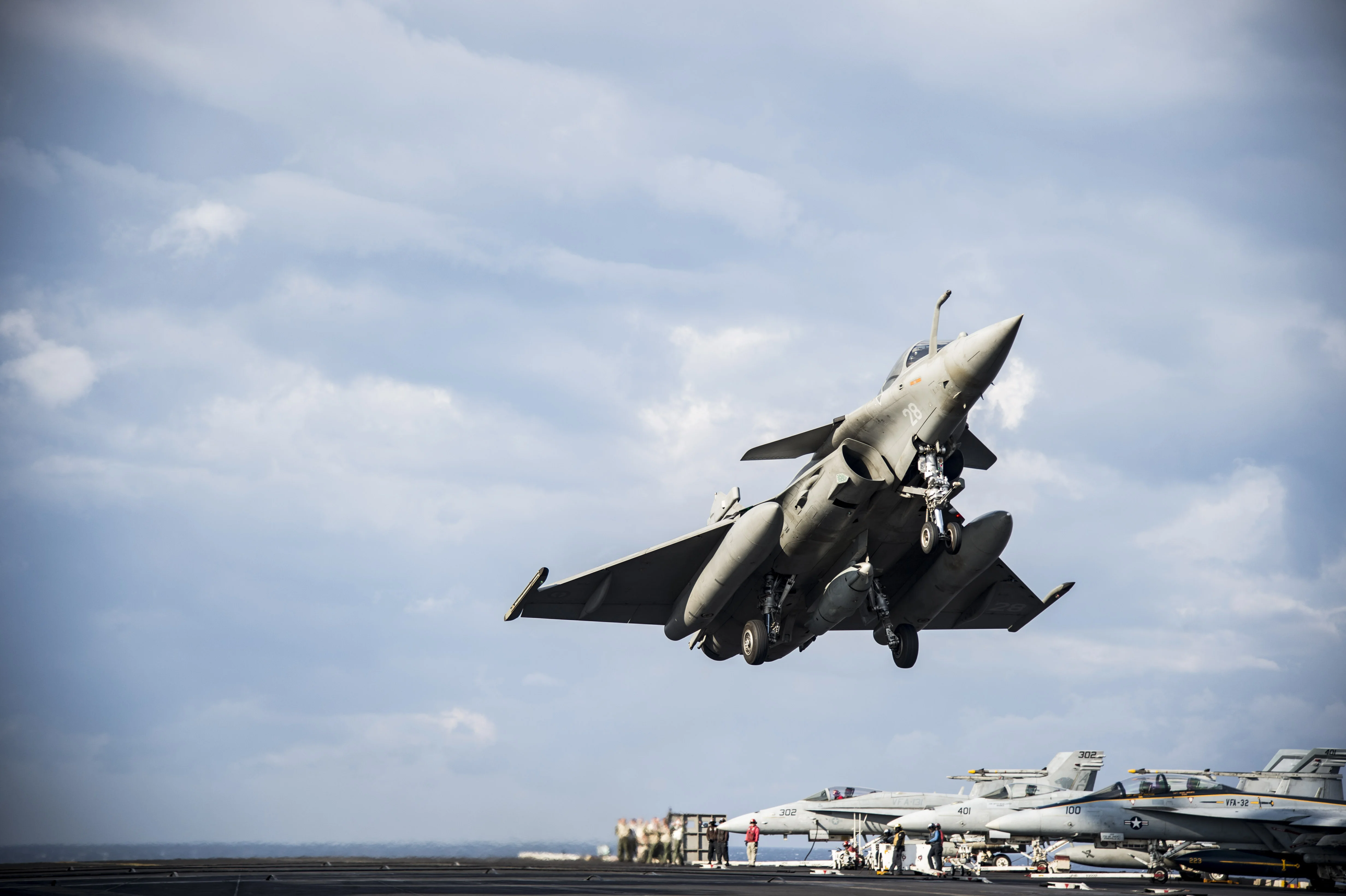 Un Rafale du Charles du Gaulle effectue un touch-and-go sur le porte-avions USS Dwight D. Eisenhower