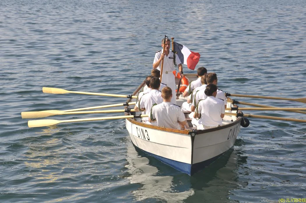 Tradition : le CF Eugène débarque en chaloupe armée par les officiers de l'Aconit