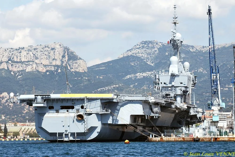 Le porte-avions Charles de Gaulle change de quai