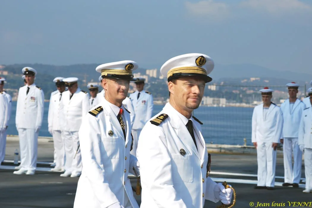 Le CV Rolland et le command en second passent l'équipage en revue