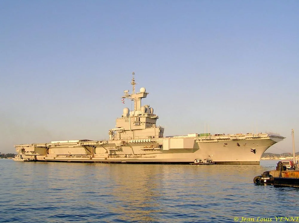 Le Charles de Gaulle sort du bassin