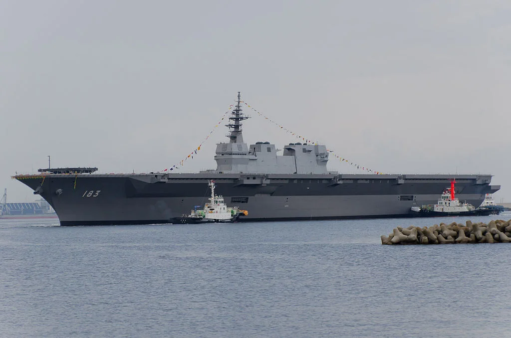 Le “destroyer porte-hélicoptères” japonais Izumo juste après son lancement