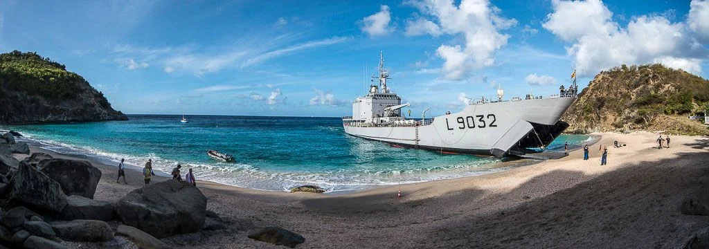 Le Dumont d'Urville s'entraîne au plageage sur l'île de St-Barthélémy