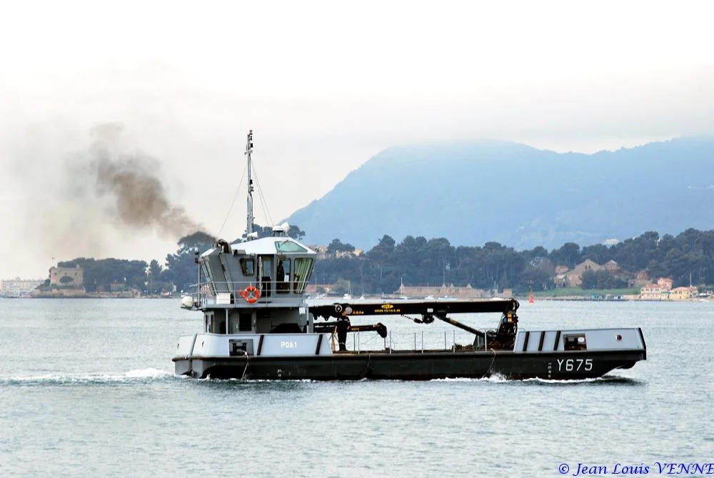 Un des pontons-grue du port de Toulon