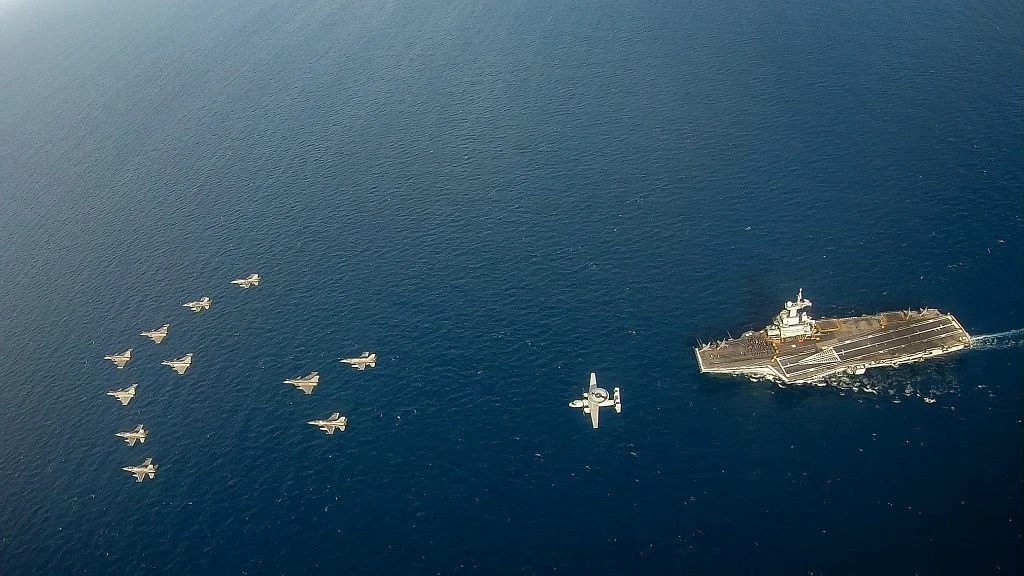 Le Charles de Gaulle survolé par les appareils embarqués et des F16 portugais