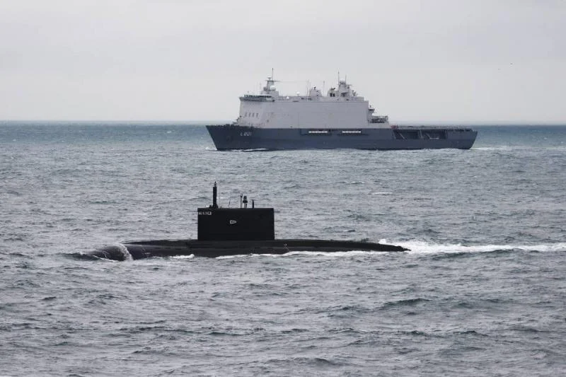 Le navire néerlandais Johan de Witt et un sous-marin russe Kilo
