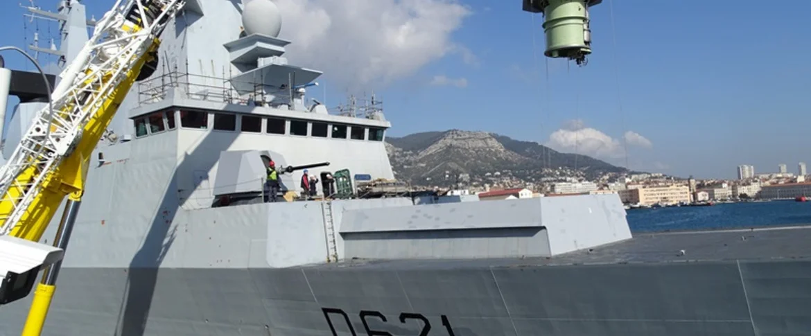 Débarquement d'une tourelle de 76 mm à bord du Chevalier Paul 