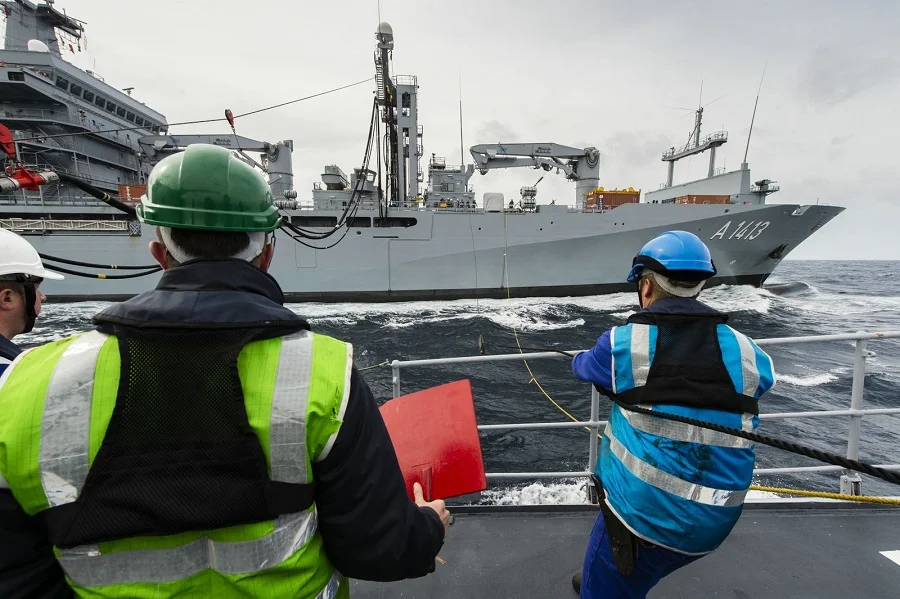 L'aviso CDT Bouan se ravitaille auprès du pétrolier ravitailleur allemand Bonn