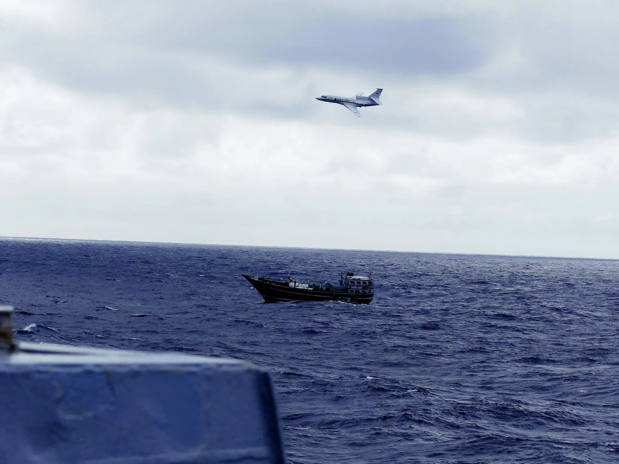 Le boutre repéré par le Falcon Marine et intercepté par la frégate La Fayette