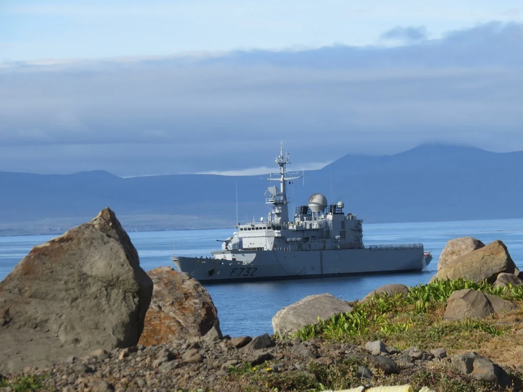 La frégate Nivôse devant Port-aux-Français (Kerguelen)
