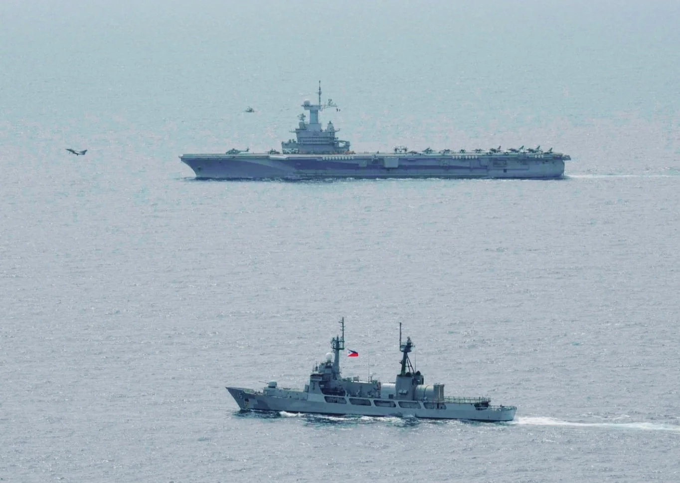 Le porte-avions Charles de Gaulle et une frégate de la marine philippine