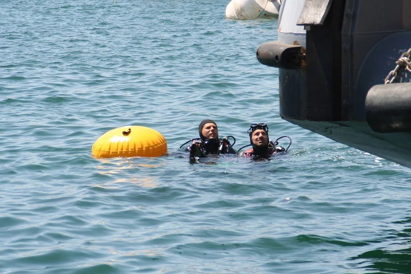 Les plongeurs remontent un objet trouvé au fond