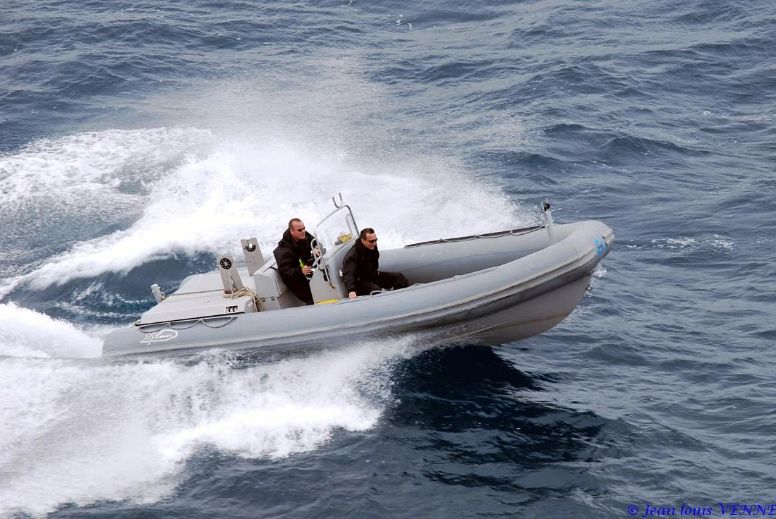 Une embarcation rapide suspecte simule une attaque terroriste