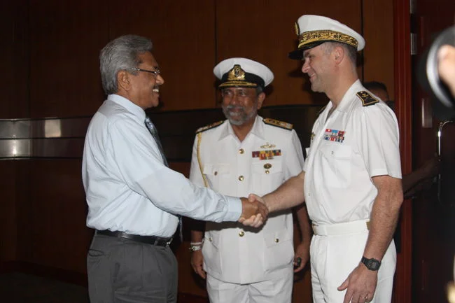L'amiral commandant de la zone maritime de l'océan Indien rencontre le secrétaire à la défense du Sri Lanka