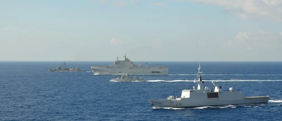 Passex entre le Surcouf et le Nasser