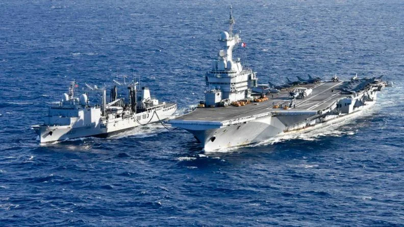 Le BCR Marne ravitaille le porte-avions Charles de Gaulle