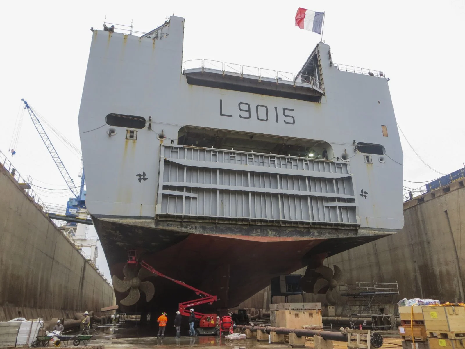 Le BPC Dixmude au bassin