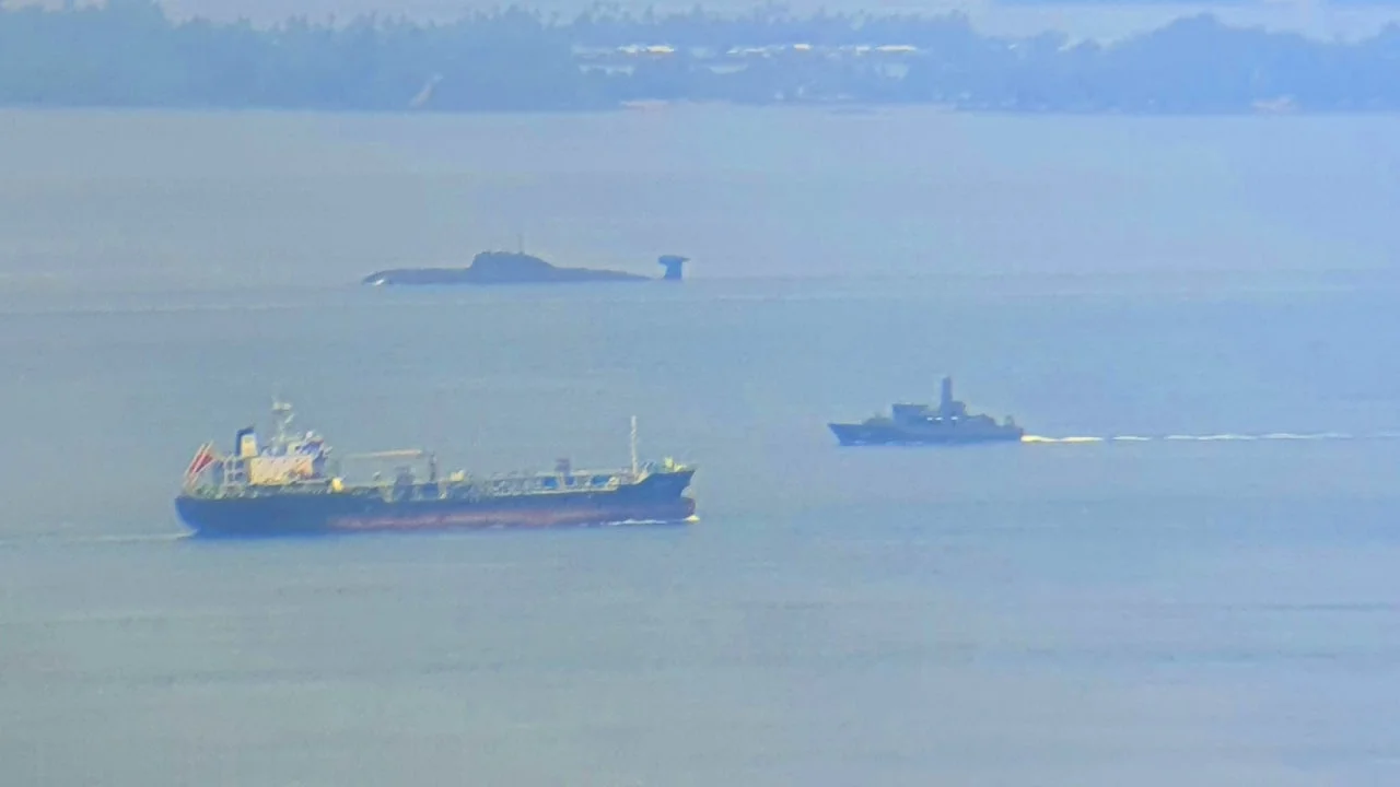 Le sous-marin nucléaire d'attaque indien INS Chakra, escorté par un destroyer russe