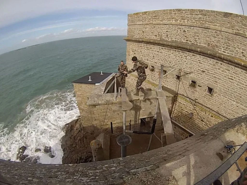 La brigade de protection de la Croix du Sud à l’assaut du Fort de Penthièvre
